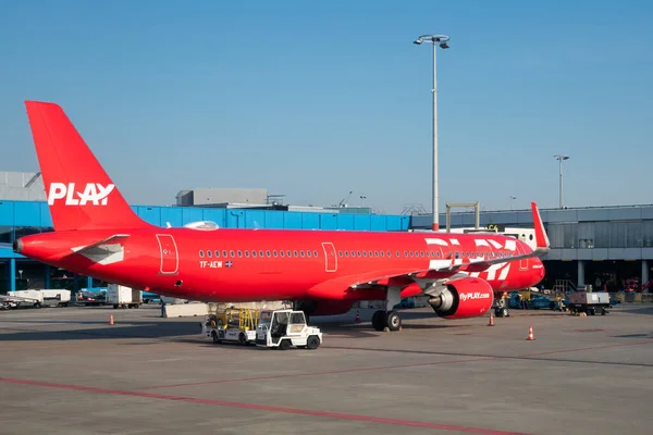 Vliegtuigen die bij de gate wachten op instappassagiers — Stockfoto