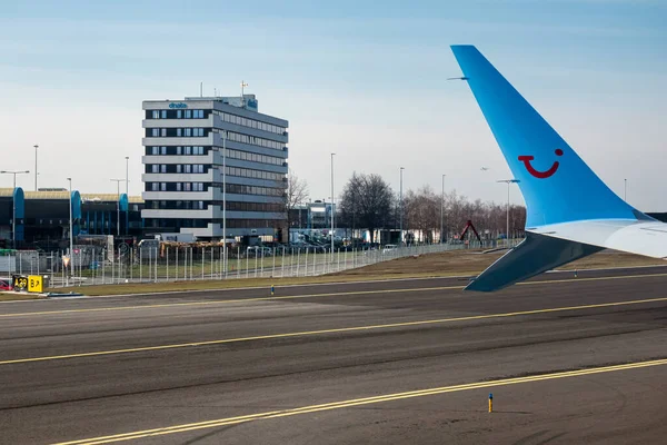 Wing of airplane taxiing at runway Schiphol, ready to takeoff — Stock Photo, Image