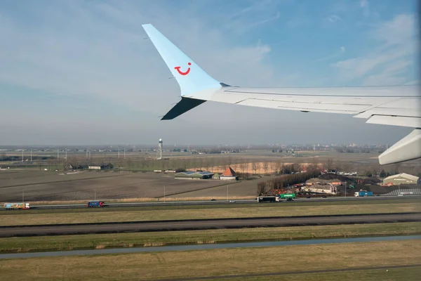 Samolot skrzydło i holenderskiego kraju juist po starcie lotniska Schiphol — Zdjęcie stockowe