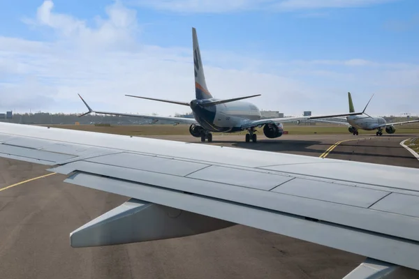 Trzy samoloty na pasie startowym, gotowe do startu w Schiphol. — Zdjęcie stockowe