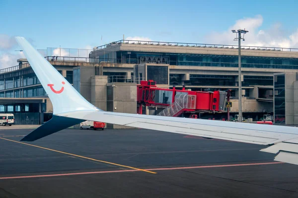 Skrzydło samolotu kołowania na pasie startowym La Palma lotnisko — Zdjęcie stockowe