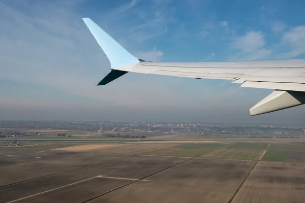 Samolot skrzydło i holenderskiego kraju juist po starcie lotniska Schiphol — Zdjęcie stockowe
