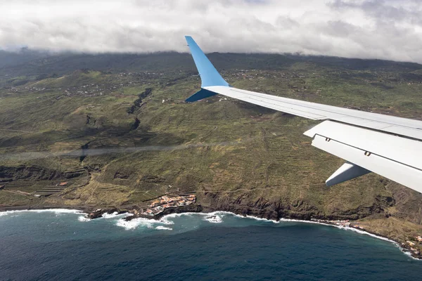Vleugelvliegtuig boven Atlantische Oceaan nadert Canarische Eilanden La Palma — Stockfoto