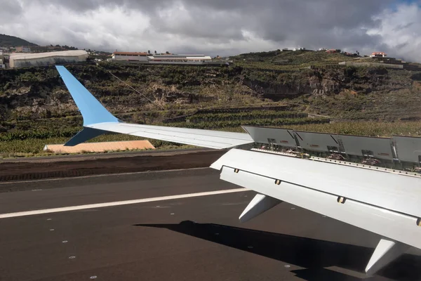 Ala de avión con alerones y spoilers extendidos para ralentizar — Foto de Stock