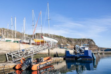 Tazacorte, İspanya - 02 Mart 2022: Tazacorte, La Palma Adası 'nda kurutulmuş yelkenli yatları, cankurtaran botu ve kurtarma gemisiyle liman