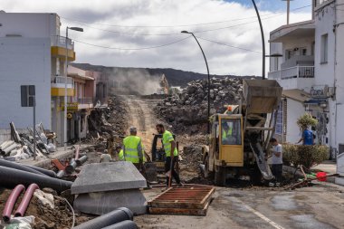 Cumbre Vieja volkanik patlamasından sonra yolu temizleyen işçiler