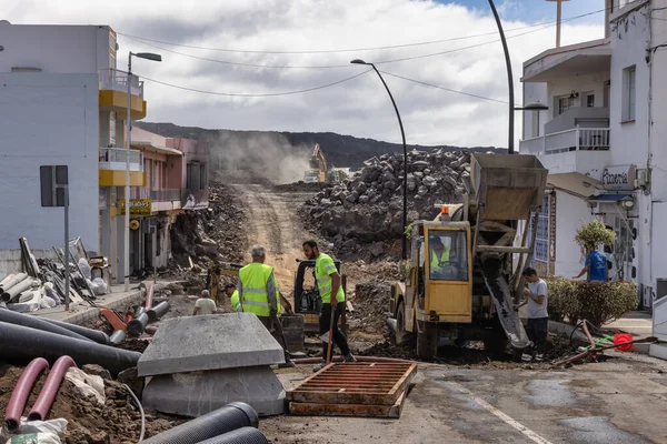 Pekerja membersihkan jalan setelah letusan gunung berapi Cumbre Vieja — Stok Foto