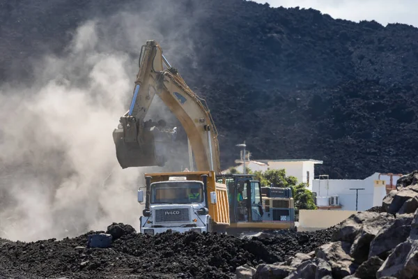 Trabajadores limpiando el camino después de la erupción volcánica Cumbre Vieja —  Fotos de Stock