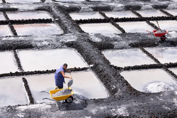 Worker at salt extraction near Fuencaliente at La Palma Island — Stock Photo, Image