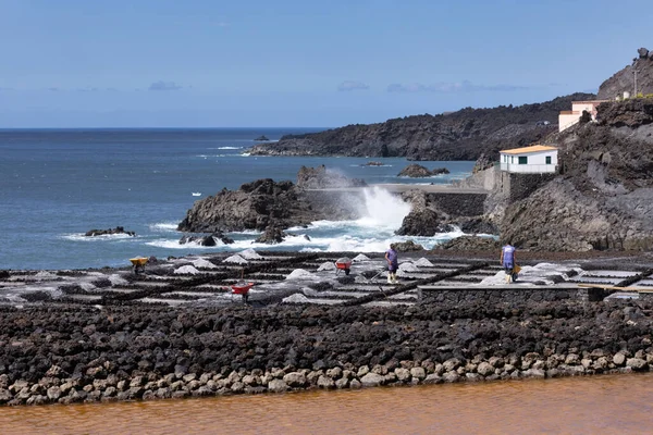 Lavoratore all'estrazione del sale vicino a Fuencaliente all'isola di La Palma — Foto Stock