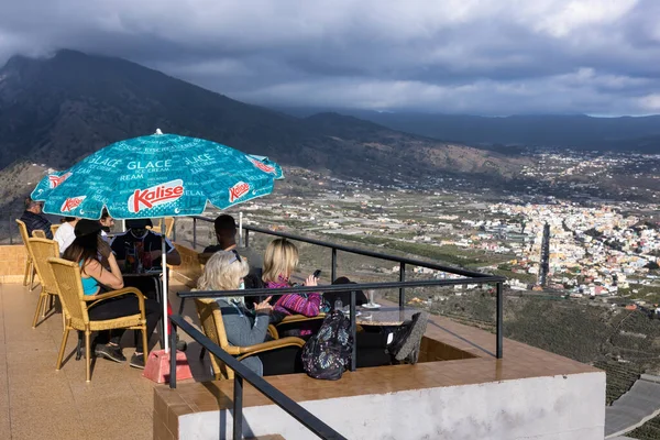 Menschen sitzen auf der Terrasse mit schönem Blick auf La Palma — Stockfoto