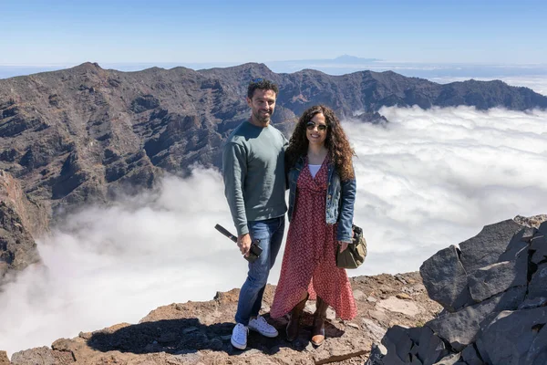 Couple posant au sommet de la Caldera de Taburiente, La Palma — Photo