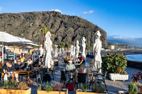 Boulevard con gente en terrazas a lo largo de la costa atlántica La Palma —  Fotos de Stock