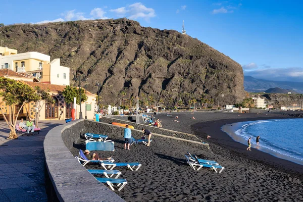 Chaises boulevard et plage le long de la côte atlantique La Palma — Photo