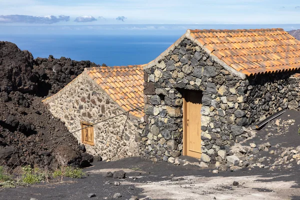 Shed partial covered by lava from volcano at la Palma — Stock Photo, Image