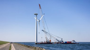 Lelystad, Hollanda - 22 Nisan 2022: Turna gemisi, deniz aşırı rüzgar türbini çiftliğinin yıkımı için pervane kaldırıyor