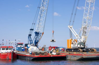 Lelystad, Hollanda - 22 Nisan 2022: Turna gemisi ve erzak gemisi eski kıyı dışı rüzgar türbiniyle meşgul