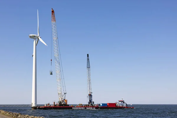 Lelystad April 2022 Kraanschip Hijswerkers Gondel Voor Sloop Offshore Windturbinepark — Stockfoto