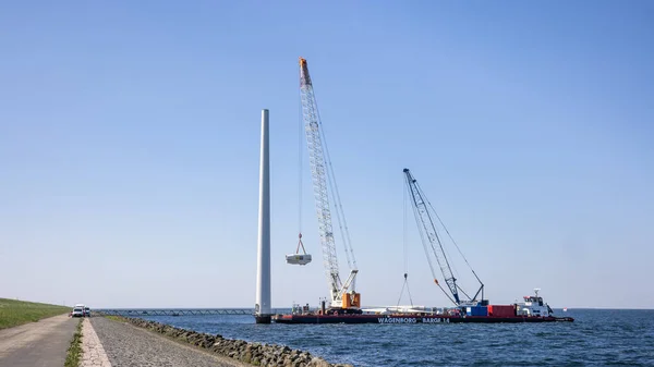 Lelystad Holandia Kwietnia 2022 Dźwig Podnoszący Gondolę Rozbiórki Morskiej Farmy — Zdjęcie stockowe