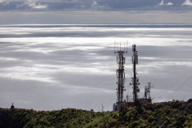 La Palma Sahili, Kanarya Adaları, telefon iletim kuleleri silueti ile deniz manzarası