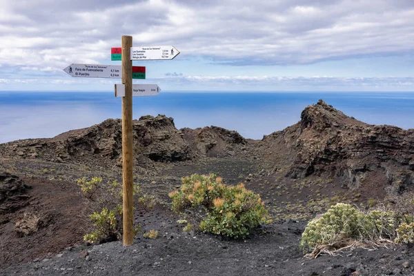 西班牙加那利群岛拉帕尔马Fuencaliente附近火山景观的路标 — 图库照片