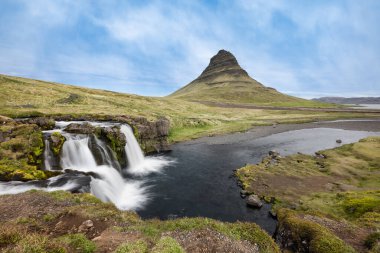 İzlanda 'daki Kirkjufellsfoss şelalesinin ünlü ve popüler turistik mekanına bakın
