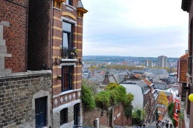 Montagne de Bueren 'in merdiveninden şehrin üzerine bak.