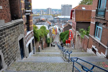 Montagne de Bueren 'in merdivenlerinden Belçika' nın Liege şehrinin merkezine doğru bak.