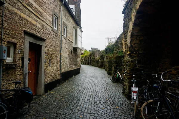 Hollanda 'nın Maastricht şehrinin güzel Nieuwenhofstraat şehrinin bazı kısımları