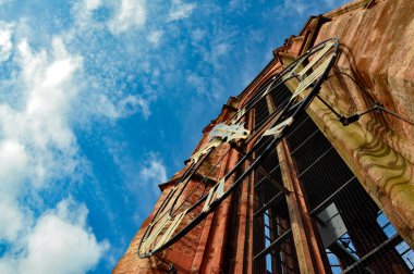 Hollanda, Maastricht 'teki Sint-Janskerk' in mavi gökyüzünün önündeki kilise kulesi saati.