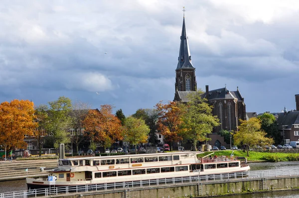 Die Maas Ein Schiff Und Die Sint Martinuskerk Maastricht Niederlande — Stockfoto