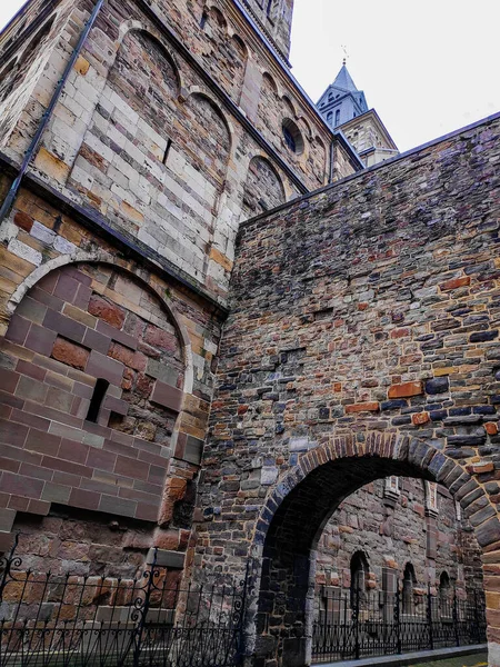 Krásné Staré Zdi Ulici Sint Servaasklooster Městě Maastricht Nizozemsko Mezi — Stock fotografie