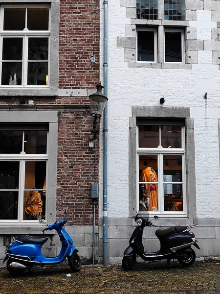 Zwei Alte Gebäude Stadtzentrum Von Maastricht Niederlande Mit Geparkten Motorrollern — Stockfoto