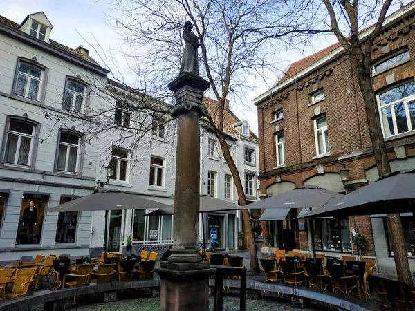 Statue Und Café Malerischen Sint Amorsplein Stadtzentrum Von Maastricht Niederlande — Stockfoto