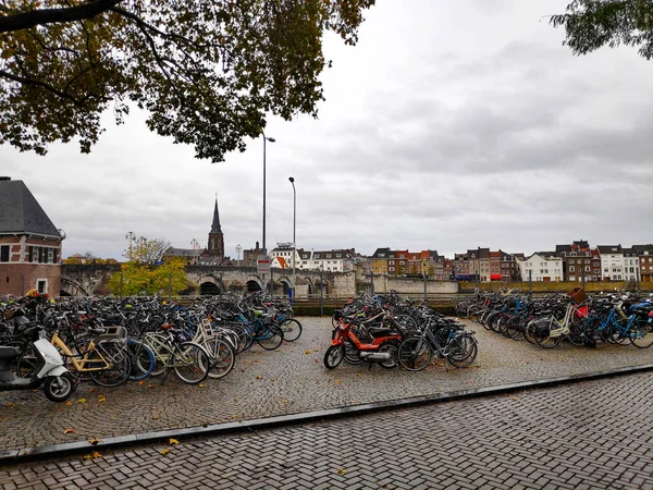 Montón Bicicletas Paseo Maas Maastricht Países Bajos Aparcado Het Bat Fotos de stock