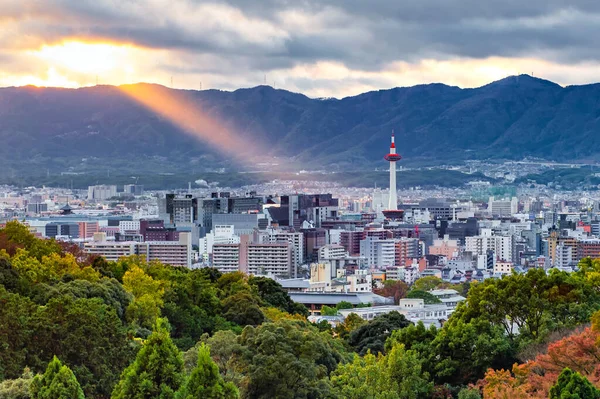 2019年11月21日京都の秋の夜 京都タワー 京都のランドマークと京都市の景観都市 — ストック写真