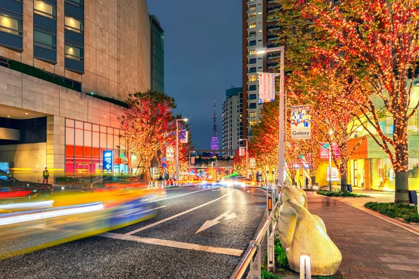 六本木 2019年11月 東京タワーを望む六本木の夜のイルミネーションと六本木のけやき坂通りの路上の車からの照明 — ストック写真