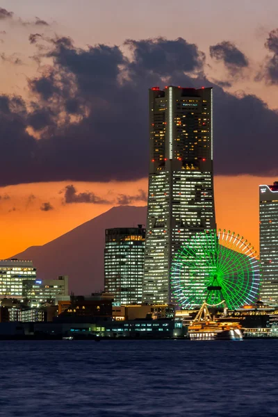 2019年11月12日神奈川県横浜市の夕日を背景に富士山を背景に横浜ランドマークタワーと横浜湾の街並 — ストック写真