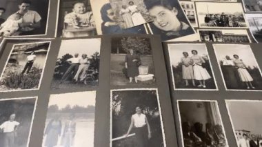 Erkek eller eski aile fotoğraflarının olduğu bir albümü inceliyor. Zaman geçirme konsepti, geçmişin anıları, zaman algısı, tecrit edilmiş kaynak.