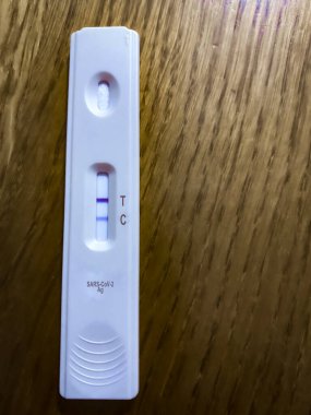 SARS-CoV-2 (Covid-19) koronavirüs pandemiği. Omikron varyantı için konsept: corona virüsü.  