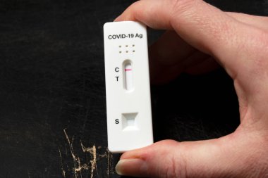 SARS-CoV-2 (Covid-19) koronavirüs pandemiği negatif tanı testi sonucu. Omikron varyantı Corona virüsü için kavram  