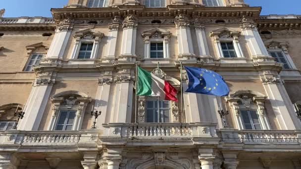 Bandiere Italiane Europee Sventolano Nel Vento Della Facciata Del Palazzo — Video Stock