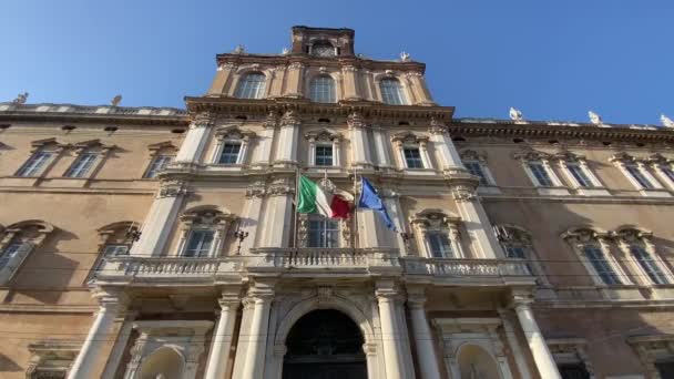意大利和欧洲的国旗在政府大厦正面的风中飘扬 — 图库视频影像
