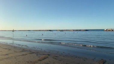 Gabicce, Pesaro Urbino, İtalya. Kum, deniz ve akşam kayaları. Yaz, sahil, İtalya, doğa, eğlence, tatil, rahatla