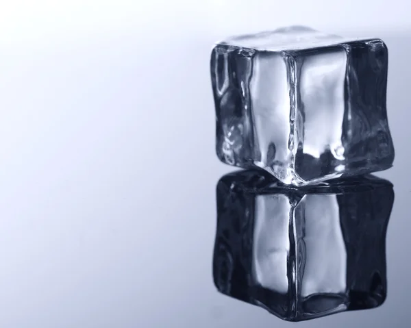 Cubo de hielo sobre fondo azul. —  Fotos de Stock