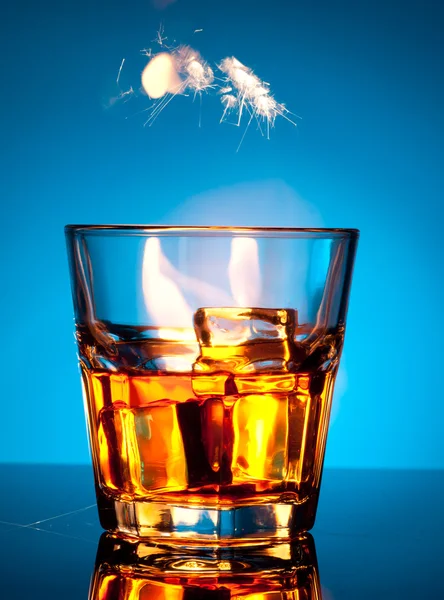 Un vaso de whisky escocés y hielo — Foto de Stock