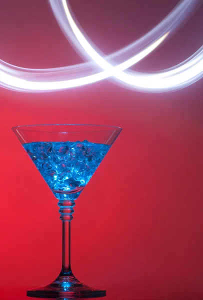 Blue cocktail with splash of light on red — Stock Photo, Image