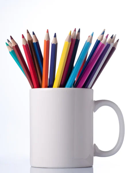 Crayons de différentes couleurs dans la tasse . — Photo