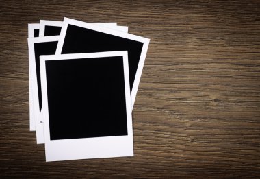 Ahşap arkaplanda boş fotoğraf çerçeveleri