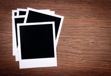 Ahşap arkaplanda boş fotoğraf çerçeveleri